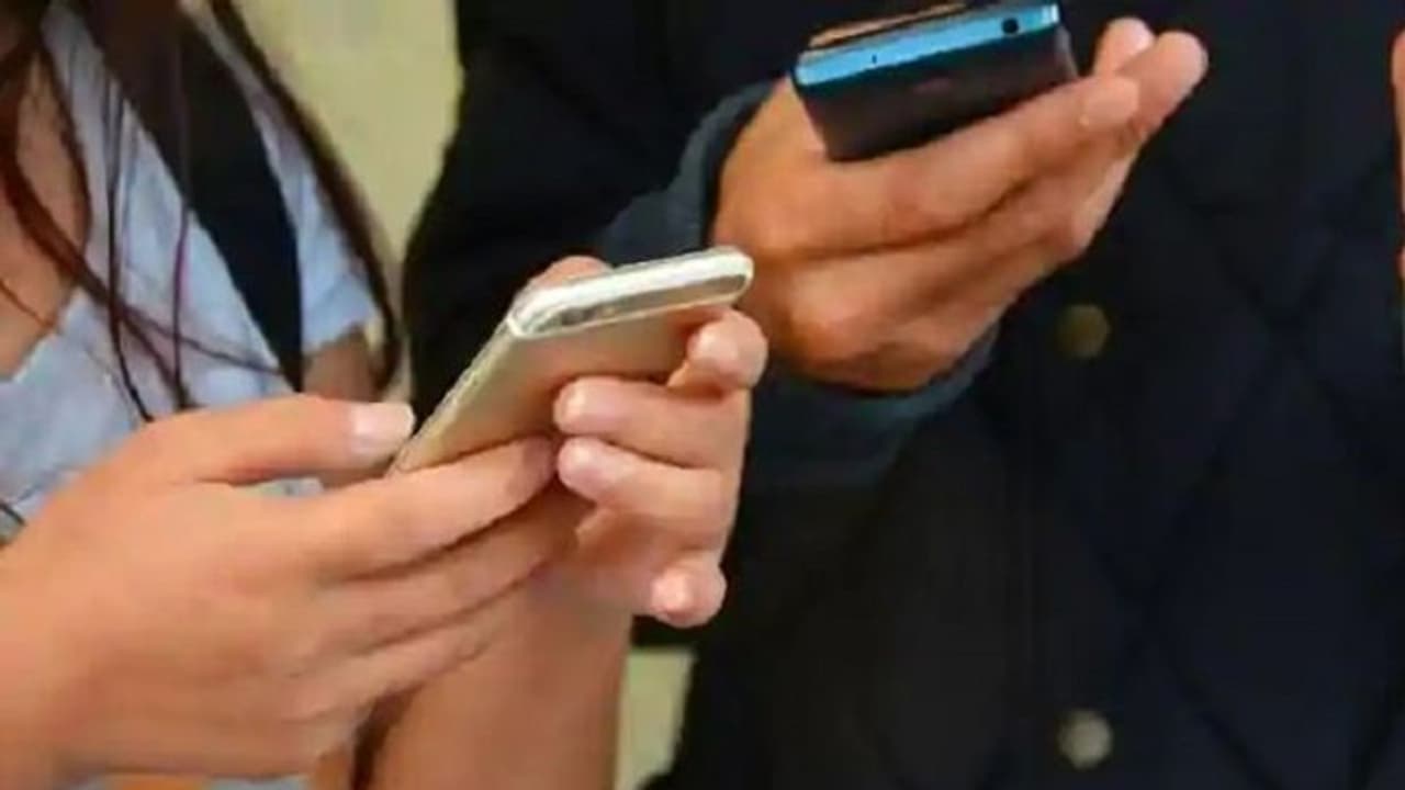 మొబైల్ ఇంటర్నెట్ స్పీడ్ లో ఇండియా డౌన్.. పాకిస్తాన్, నేపాల్ టాప్..