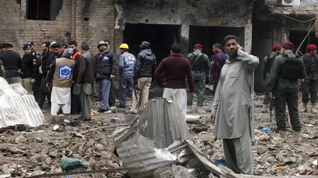 46 మంది మృతి.. 100 మందికి గాయాలు.. పోలీసులే లక్ష్యంగా మసీదులో పేలుడు.. అఫ్గాన్లో చంపేస్తే పాక్లో ప్రతీకారం 46 మంది మృతి.. 100 మందికి గాయాలు.. పోలీసులే లక్ష్యంగా మసీదులో పేలుడు.. అఫ్గాన్లో చంపేస్తే పాక్లో ప్రతీకారం