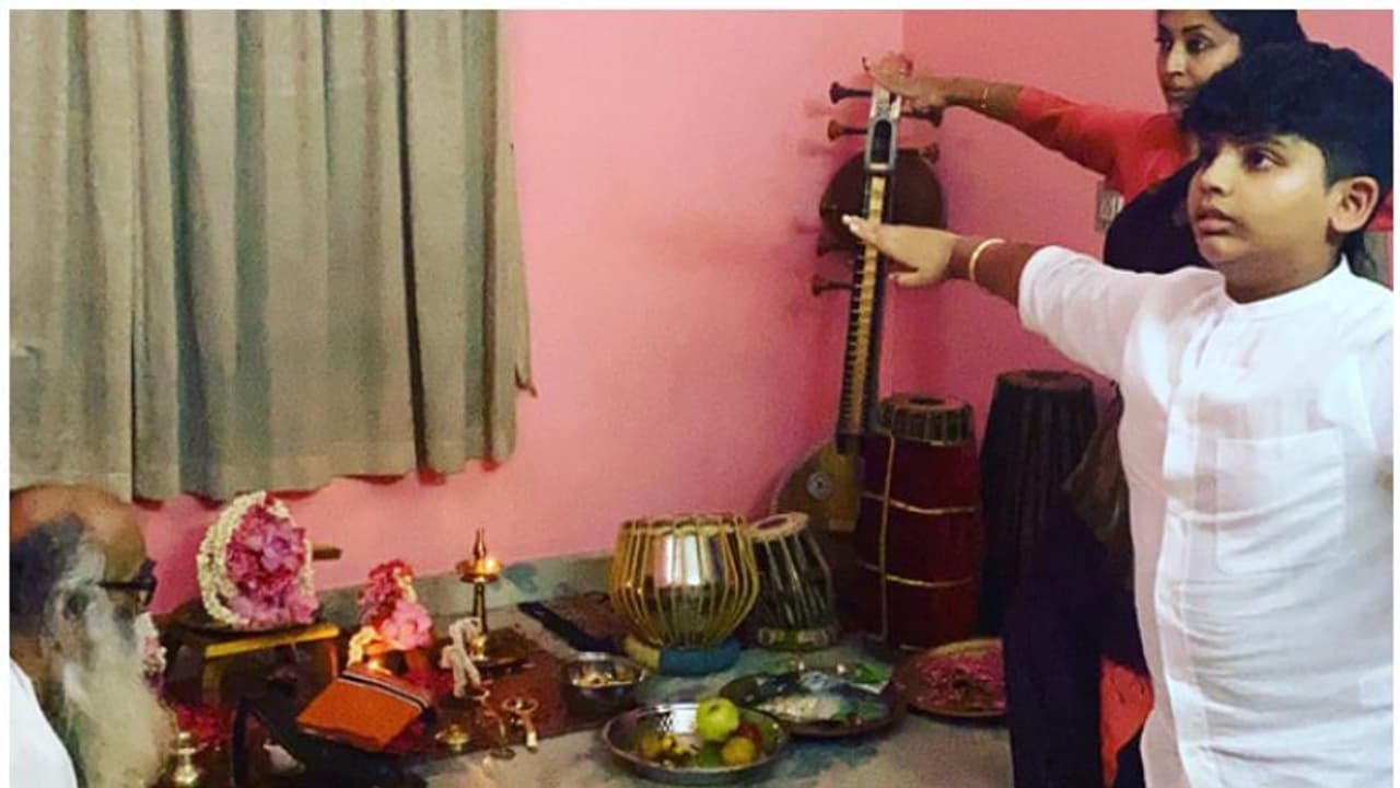 'അങ്ങനൊയൊരാള് ജീവിതത്തില് ഉണ്ടെങ്കില് അതാണ് ഏറ്റവും വലിയ അനുഗ്രഹം', ഗുരുവിന് മുന്നില് നവ്യാ നായര് 'അങ്ങനൊയൊരാള് ജീവിതത്തില് ഉണ്ടെങ്കില് അതാണ് ഏറ്റവും വലിയ അനുഗ്രഹം', ഗുരുവിന് മുന്നില് നവ്യാ നായര്