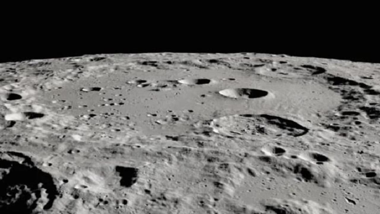 NASA के वैज्ञानिकों को चांद की सतह पर पानी होने का चला पता, नेचर एस्ट्रोनॉमी में पब्लिश हुई स्टडी NASA के वैज्ञानिकों को चांद की सतह पर पानी होने का चला पता, नेचर एस्ट्रोनॉमी में पब्लिश हुई स्टडी