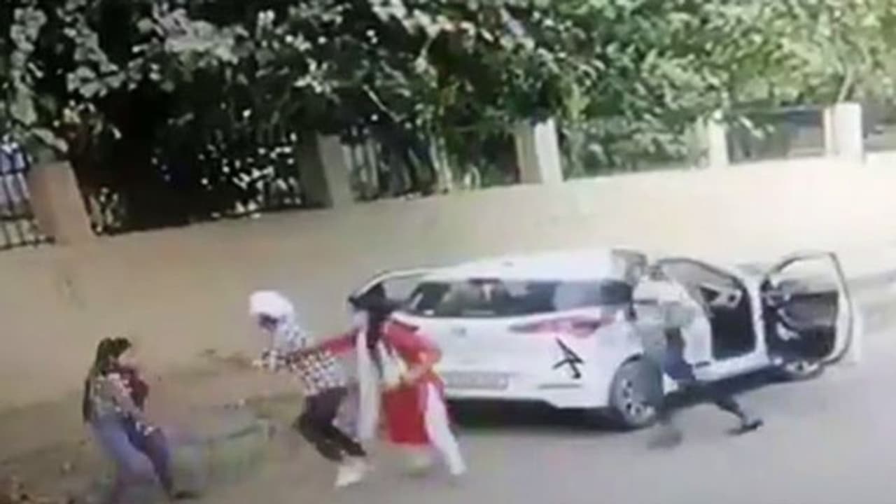 పరీక్ష రాసొస్తున్న యువతిని మాటేసి దారుణహత్య: వీడియో వైరల్