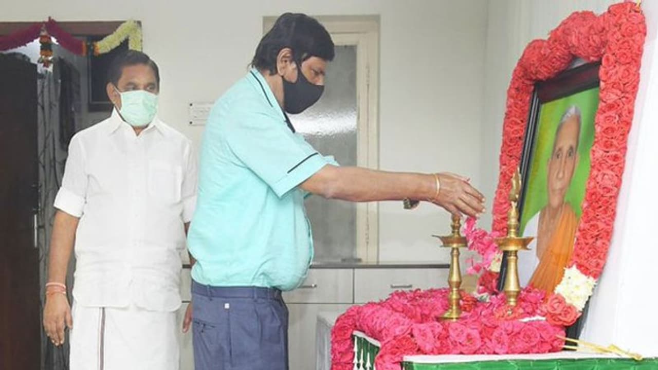 முதல்வர் தாயார் திருவுருவ படத்திற்கு அஞ்சலி செலுத்திய மத்திய அமைச்சருக்கு கொரோனா... அதிர்ச்சியில் எடப்பாடி..! முதல்வர் தாயார் திருவுருவ படத்திற்கு அஞ்சலி செலுத்திய மத்திய அமைச்சருக்கு கொரோனா... அதிர்ச்சியில் எடப்பாடி..!