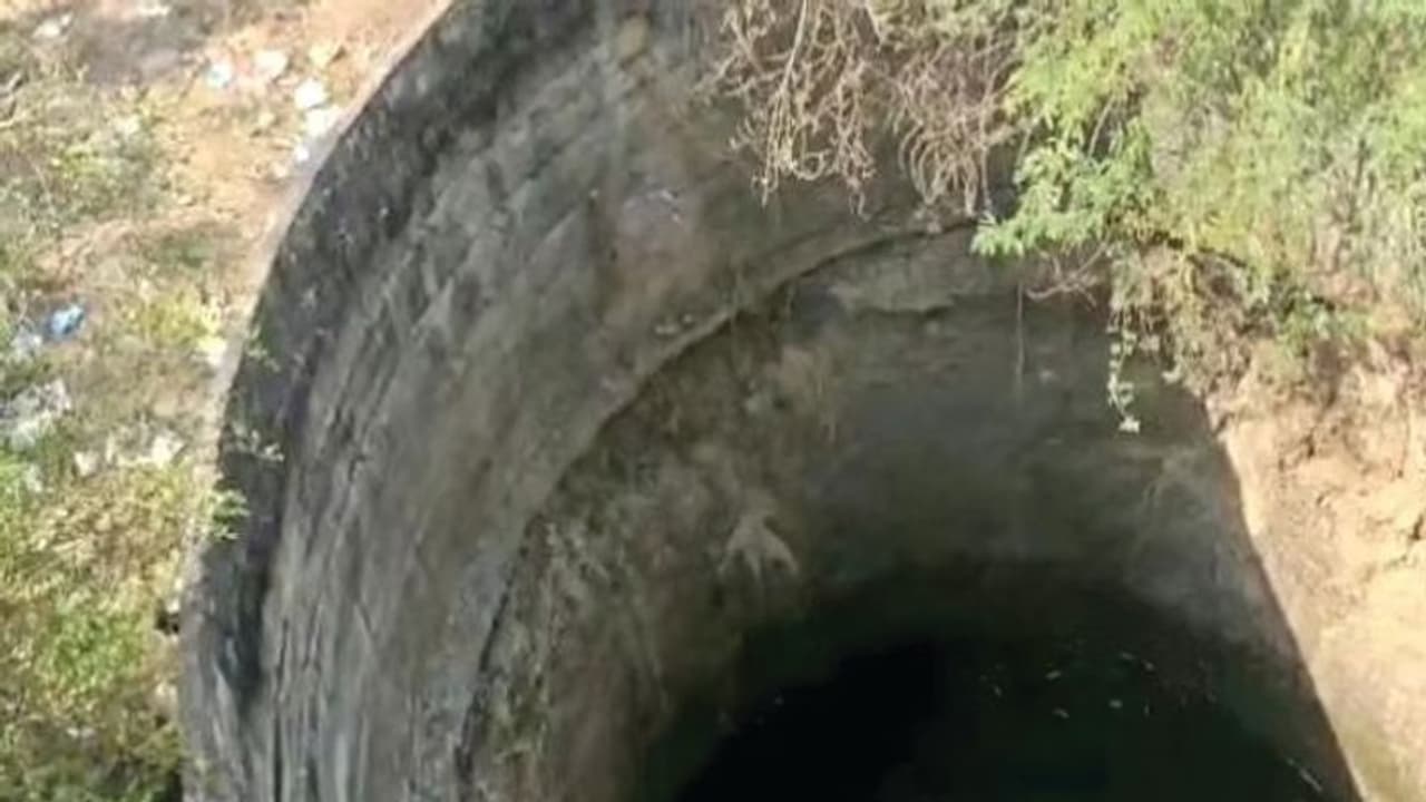 బ్రేకింగ్: బావిలోకి దూసుకెళ్లిన జీపు.. వాహనంలో 15 మంది