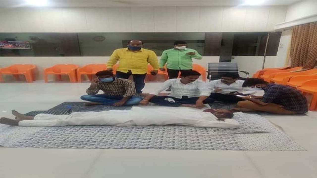 బండి సంజయ్ ఆరోగ్యం ఆందోళనకరం: తగ్గుతున్న షుగర్ లెవల్స్ బండి సంజయ్ ఆరోగ్యం ఆందోళనకరం: తగ్గుతున్న షుగర్ లెవల్స్