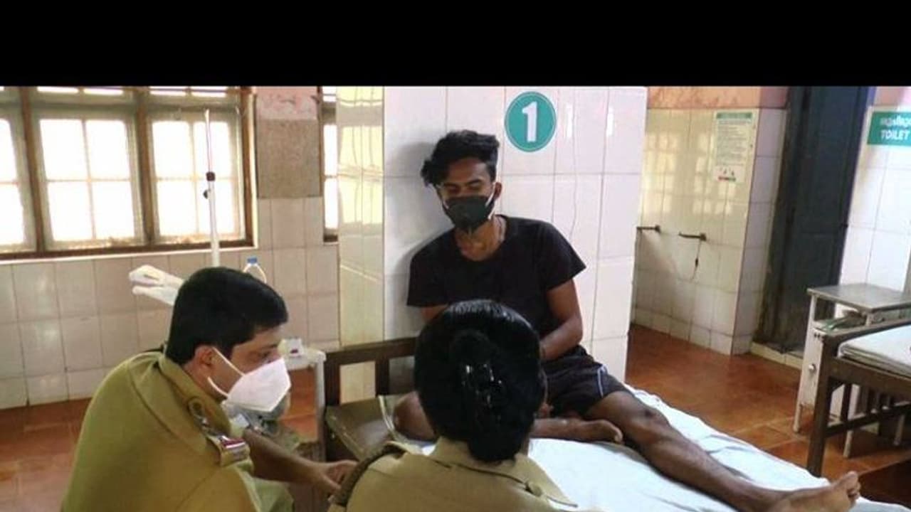 പൊന്നാനിയില് കസ്റ്റഡി മര്ദ്ദനം: പൊലീസുകാരന് സസ്പപെൻഷൻ പൊന്നാനിയില് കസ്റ്റഡി മര്ദ്ദനം: പൊലീസുകാരന് സസ്പപെൻഷൻ