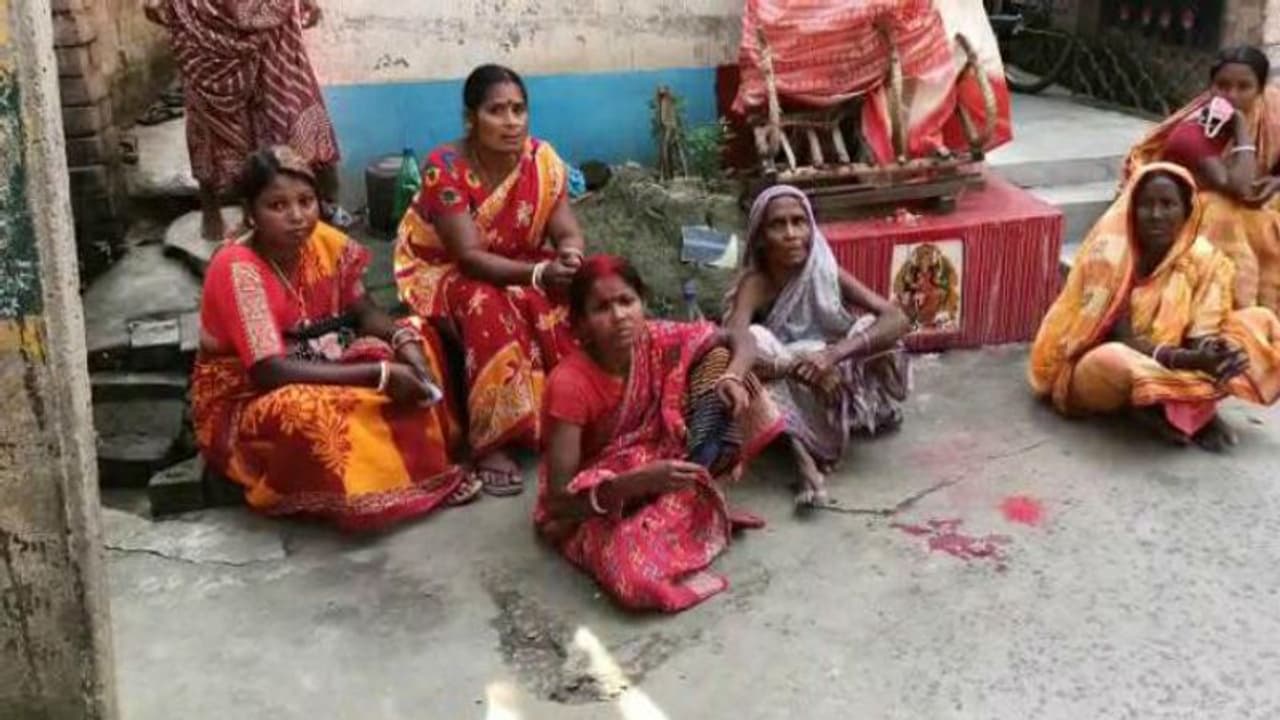 অমানবিক স্কুল শিক্ষক, বাড়ির বারান্দায় বিশ্রামরত ভ্য়ান চালককে পিটিয়ে খুন