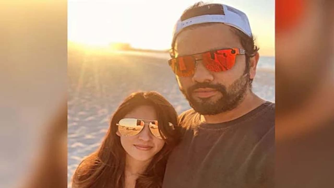 గాయంతో... ఐపిఎల్ కు దూరమై భార్యకు దగ్గరైన రోహిత్, ఫోటో వైరల్