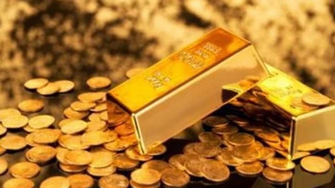 सोने में निवेश कर रहे हैं निवेशक, कोरोना संकटकाल में सबसे ज्यादा महंगी हुई है पीली धातु