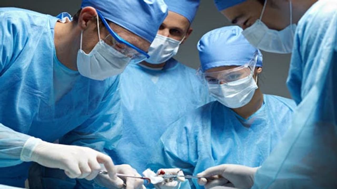 చాయ్ లేట్‌గా ఇచ్చారని ఆపరేషన్ చేయకుండానే నలుగురు పేషెంట్లను వదిలి థియేటర్ నుంచి వెళ్లిపోయిన డాక్టర్