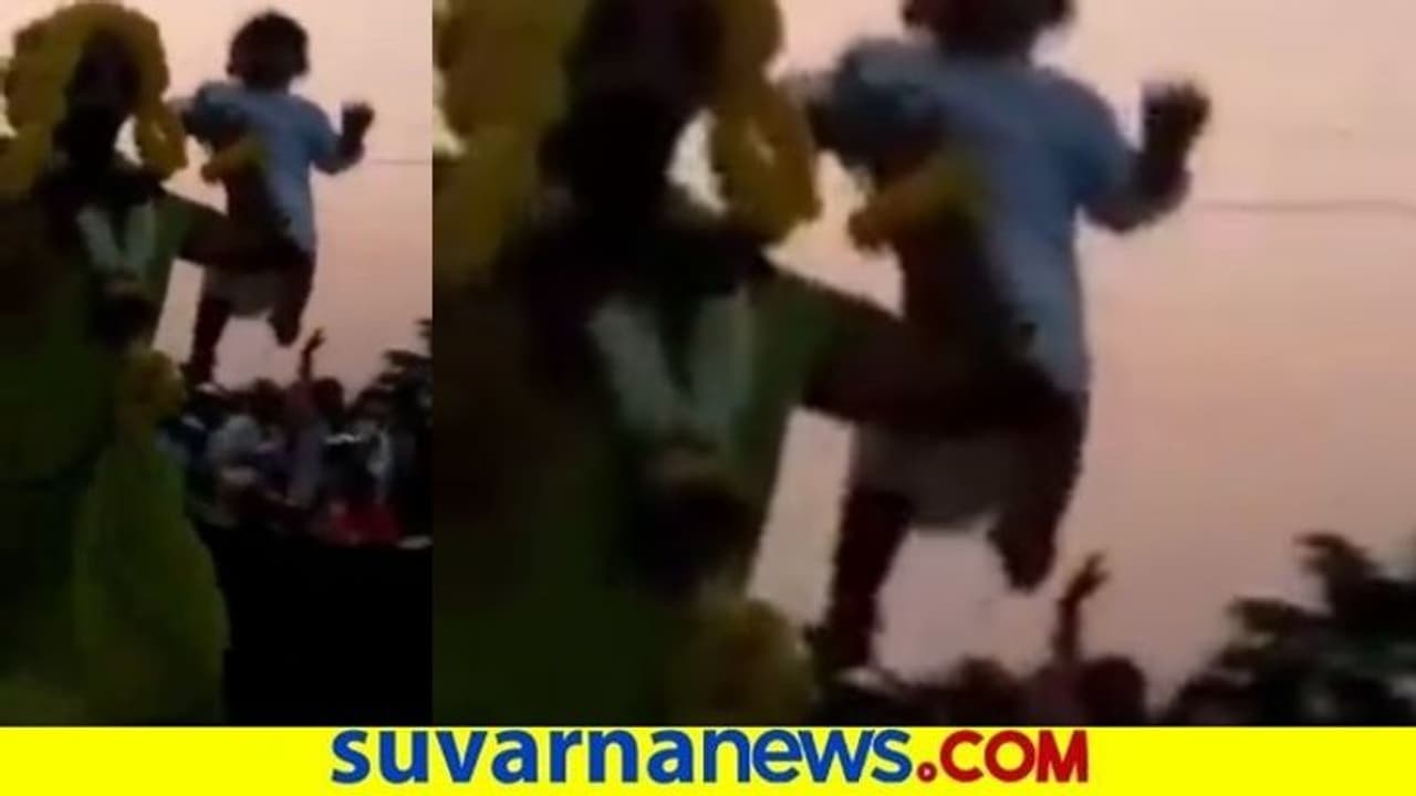 ಪುಟ್ಟ ಮಗುವನ್ನು ಕೈಯಲ್ಲಿ ಹಿಡಿದು ಕೆಂಡ ಹಾಯ್ದ ಅರ್ಚಕ : ವೈರಲ್ ಪುಟ್ಟ ಮಗುವನ್ನು ಕೈಯಲ್ಲಿ ಹಿಡಿದು ಕೆಂಡ ಹಾಯ್ದ ಅರ್ಚಕ : ವೈರಲ್