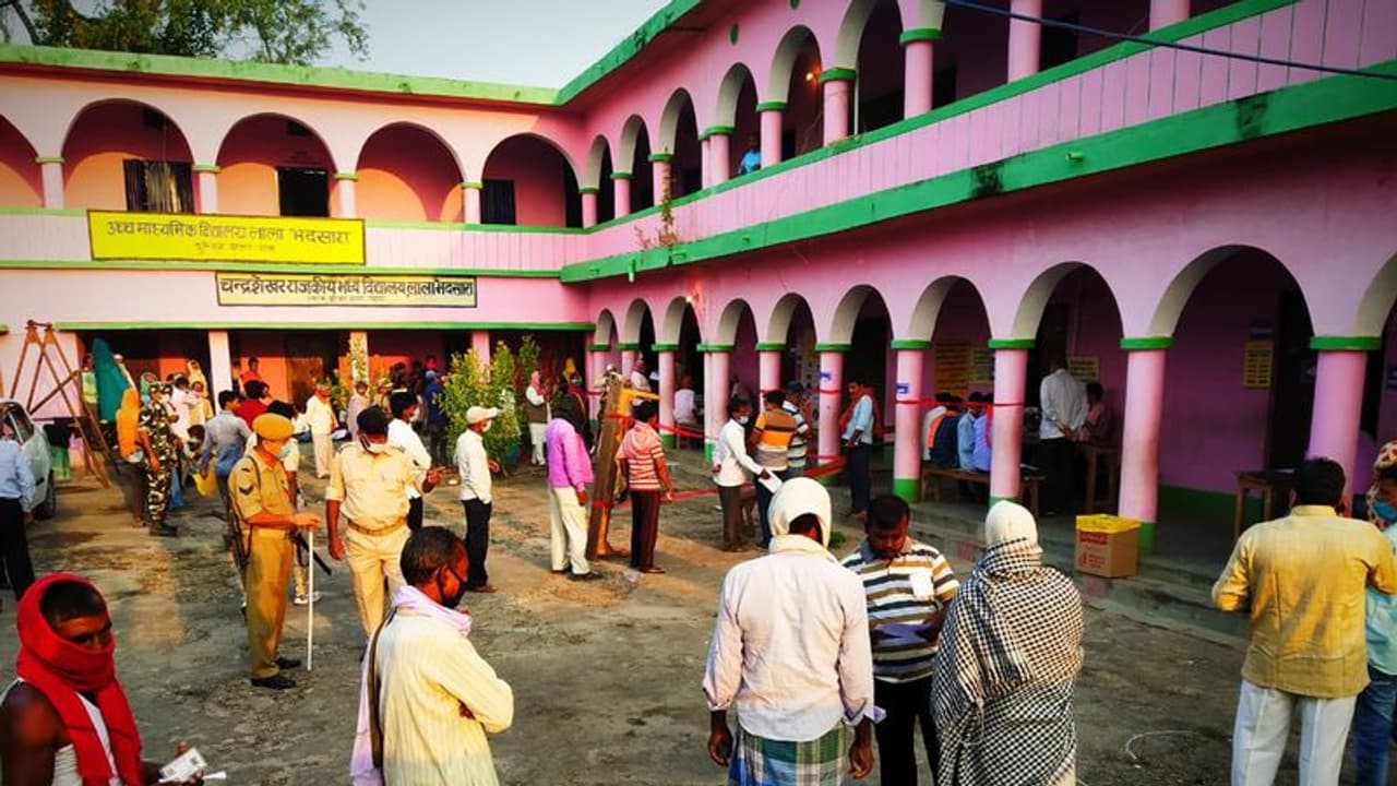 బీహార్లో ప్రశాంతంగా ముగిసిన తొలి దశ పోలింగ్ బీహార్లో ప్రశాంతంగా ముగిసిన తొలి దశ పోలింగ్