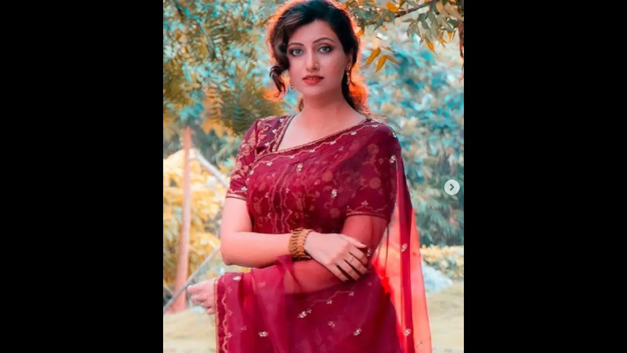 <p>హంసానందిని.... తెలుగు చలనచిత్ర పరిశ్రమలో అందం అభినయం కలగలిసి ఉన్నప్పటికీ అవకాశాలు దక్కించుకోలేకపోయిన హీరోయిన్. అయినప్పటికీ.... తెలుగు ప్రేక్షకులకు ఐటమ్ సాంగులతో దగ్గరగా ఉంటూనే ఉంది. ఇంస్టాగ్రామ్ లో క్రమం తప్పకుండా ఫోటోలు షేర్ చేస్తూ హంసానందిని హీటెక్కిస్తోంది</p>
<p>హంసానందిని.... తెలుగు చలనచిత్ర పరిశ్రమలో అందం అభినయం కలగలిసి ఉన్నప్పటికీ అవకాశాలు దక్కించుకోలేకపోయిన హీరోయిన్. అయినప్పటికీ.... తెలుగు ప్రేక్షకులకు ఐటమ్ సాంగులతో దగ్గరగా ఉంటూనే ఉంది. ఇంస్టాగ్రామ్ లో క్రమం తప్పకుండా ఫోటోలు షేర్ చేస్తూ హంసానందిని హీటెక్కిస్తోంది</p>
