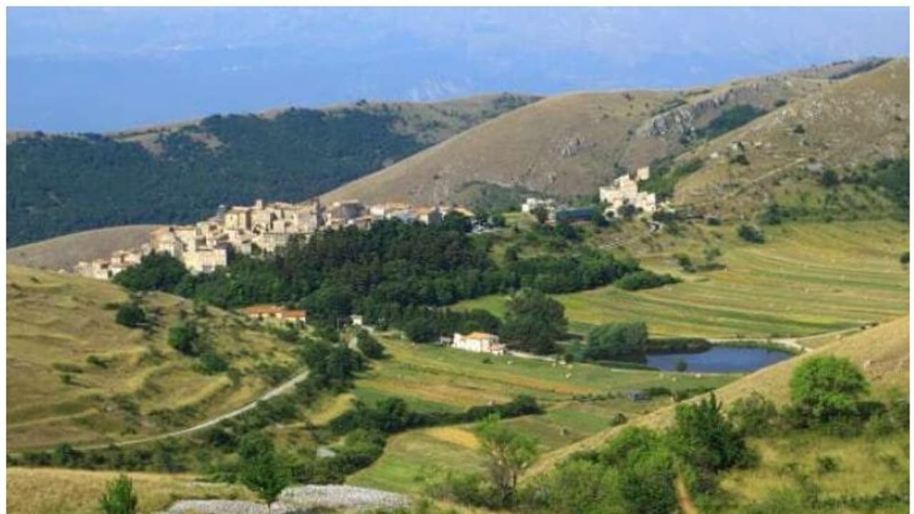 ഇറ്റലിയിലെ ഒരു ഗ്രാമം വിളിക്കുന്നു, താമസത്തിനായി വരൂ, ലക്ഷങ്ങള് തരാം! ഇറ്റലിയിലെ ഒരു ഗ്രാമം വിളിക്കുന്നു, താമസത്തിനായി വരൂ, ലക്ഷങ്ങള് തരാം!