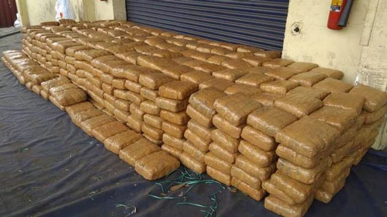 రెండున్నర కోట్ల విలువైన గంజాయి స్మగ్లింగ్... విశాఖలో పట్టివేత రెండున్నర కోట్ల విలువైన గంజాయి స్మగ్లింగ్... విశాఖలో పట్టివేత