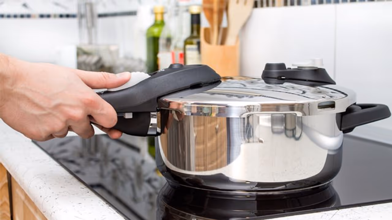 ভুলেও এই সব রান্না প্রেশার কুকারে করবেন না, হতে পারে বড় ক্ষতি ভুলেও এই সব রান্না প্রেশার কুকারে করবেন না, হতে পারে বড় ক্ষতি