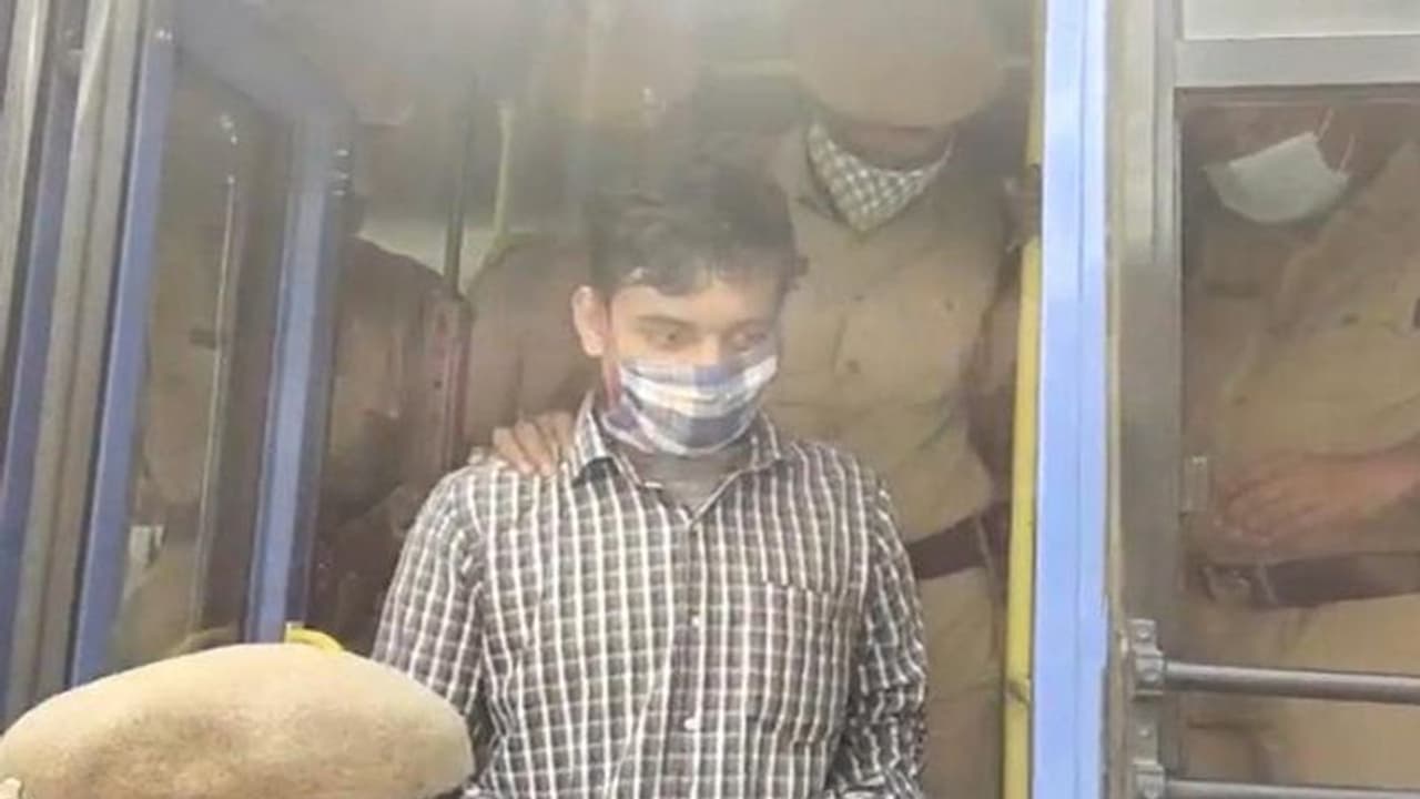 గొర్రెకుంటలో 9 మంది హత్య: సంజయ్ కు ఉరిశిక్ష విధించిన కోర్టు గొర్రెకుంటలో 9 మంది హత్య: సంజయ్ కు ఉరిశిక్ష విధించిన కోర్టు