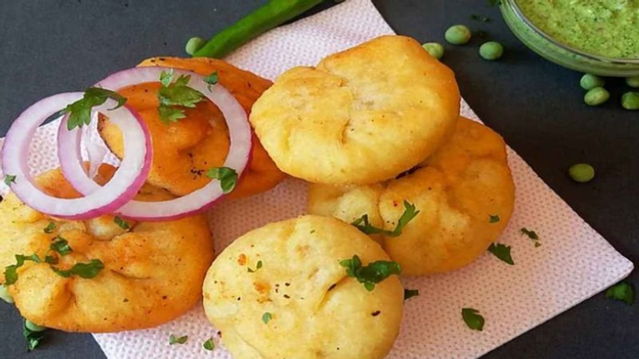 राजस्थान के बीकानेर में अजीबोगरीब फरमान, कचौड़ी बेचने के लिए B.Sc. केमिस्ट्री की डिग्री जरूरी राजस्थान के बीकानेर में अजीबोगरीब फरमान, कचौड़ी बेचने के लिए B.Sc. केमिस्ट्री की डिग्री जरूरी