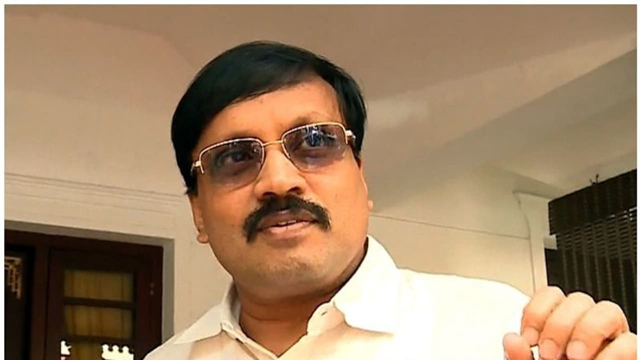 അനധികൃത സ്വത്ത്; മുൻ പൊതുമരാമത്ത് സെക്രട്ടറി ടി ഒ സൂരജിന്റെ 1.60 കോടിയുടെ സ്വത്ത് കണ്ടുകെട്ടി ഇഡി അനധികൃത സ്വത്ത്; മുൻ പൊതുമരാമത്ത് സെക്രട്ടറി ടി ഒ സൂരജിന്റെ 1.60 കോടിയുടെ സ്വത്ത് കണ്ടുകെട്ടി ഇഡി