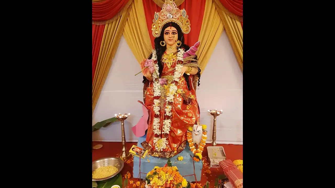 কোজাগরী পূর্ণিমায় লক্ষ্মীর পাশাপাশি পুজিত হন সরস্বতী ও নারায়ণও, বাংলার এই গ্রামে পুজো হয়ে আসছে এমনভাবেই