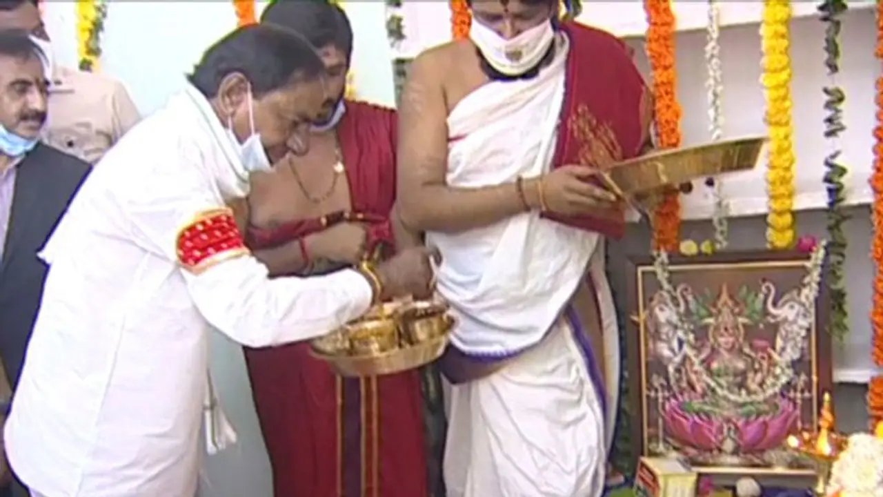 దేశానికే ట్రెండ్ సెట్టర్: ధరణి పోర్టల్ ప్రారంభించిన కేసీఆర్ దేశానికే ట్రెండ్ సెట్టర్: ధరణి పోర్టల్ ప్రారంభించిన కేసీఆర్