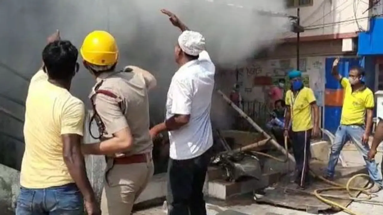 Fire breaks out at cloth showroom in Kolkata Fire breaks out at cloth showroom in Kolkata