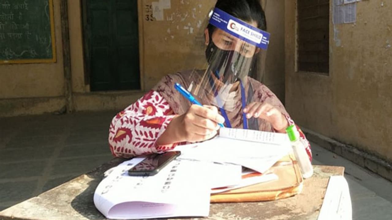 जयपुर हेरिटेज नगर निगम चुनाव: 100 वार्डों के 430 प्रत्याशियों के भाग्य का फैसला करने वोटिंग जयपुर हेरिटेज नगर निगम चुनाव: 100 वार्डों के 430 प्रत्याशियों के भाग्य का फैसला करने वोटिंग