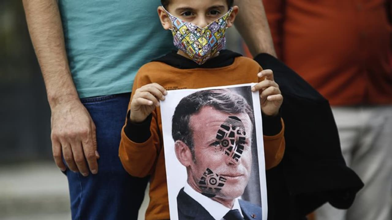 जानिए क्या है पैगंबर कार्टून विवाद, जिसके चलते पूरी दुनिया के मुसलमानों में फ्रांस के खिलाफ है भारी गुस्सा जानिए क्या है पैगंबर कार्टून विवाद, जिसके चलते पूरी दुनिया के मुसलमानों में फ्रांस के खिलाफ है भारी गुस्सा