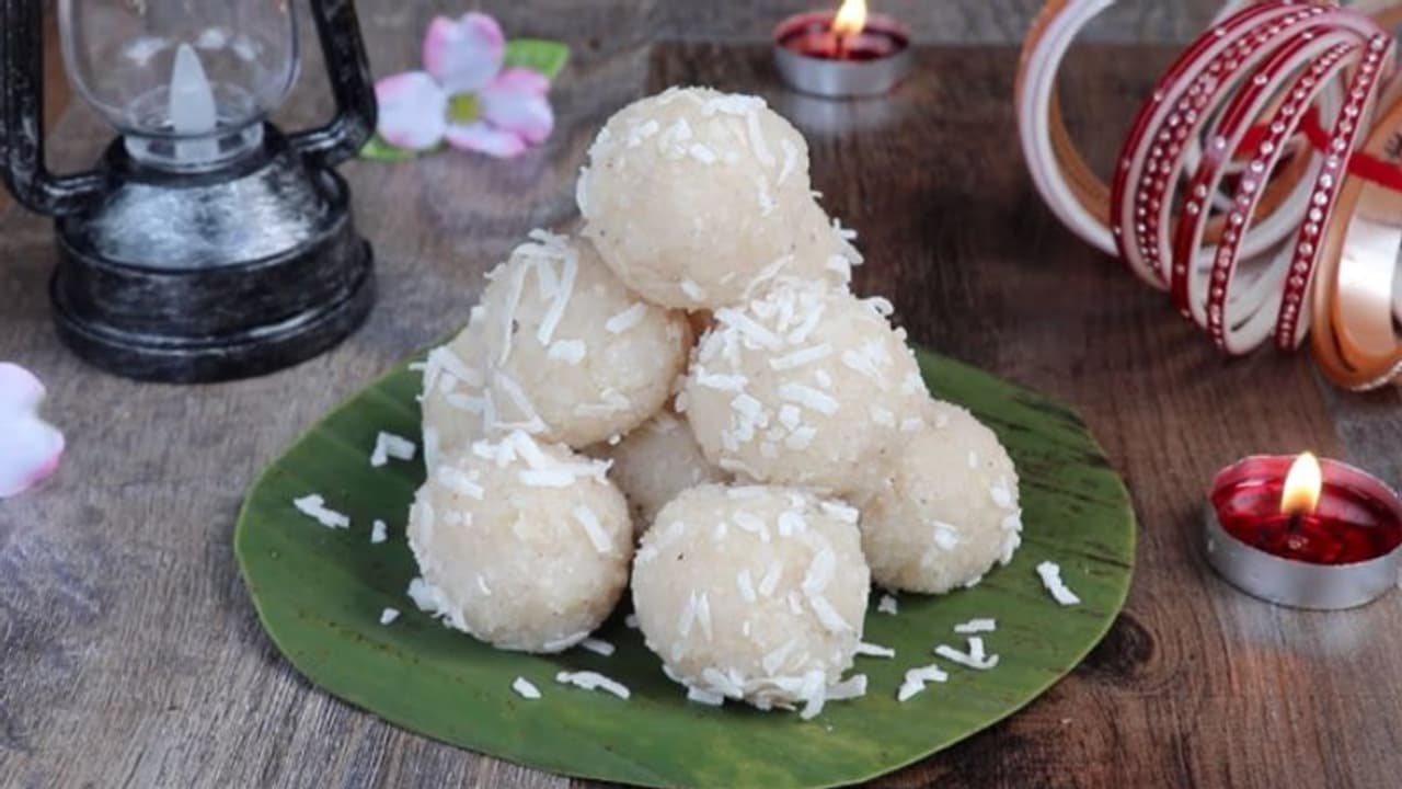 লক্ষ্মী পুজোর ভোগ মানেই নারকেল নাড়ুর অনবদ্য স্বাদ, রইল সাবেকি রেসিপি লক্ষ্মী পুজোর ভোগ মানেই নারকেল নাড়ুর অনবদ্য স্বাদ, রইল সাবেকি রেসিপি