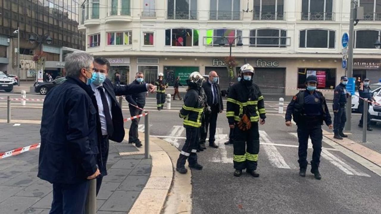 फ्रांस में फिर हुआ आतंकवादी हमला, हमलावर ने महिला का सिर कलम कर 2 अन्य लोगों की चाकू से हत्या की फ्रांस में फिर हुआ आतंकवादी हमला, हमलावर ने महिला का सिर कलम कर 2 अन्य लोगों की चाकू से हत्या की