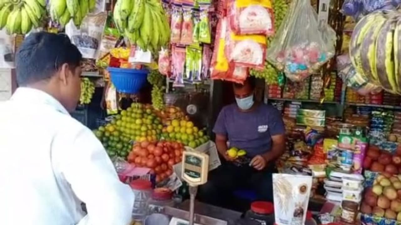 কোজাগরী লক্ষী পুজোর আগে বাজার আগুন, সব উপেক্ষা করেই চলছে পুজোর কেনাকাটা কোজাগরী লক্ষী পুজোর আগে বাজার আগুন, সব উপেক্ষা করেই চলছে পুজোর কেনাকাটা