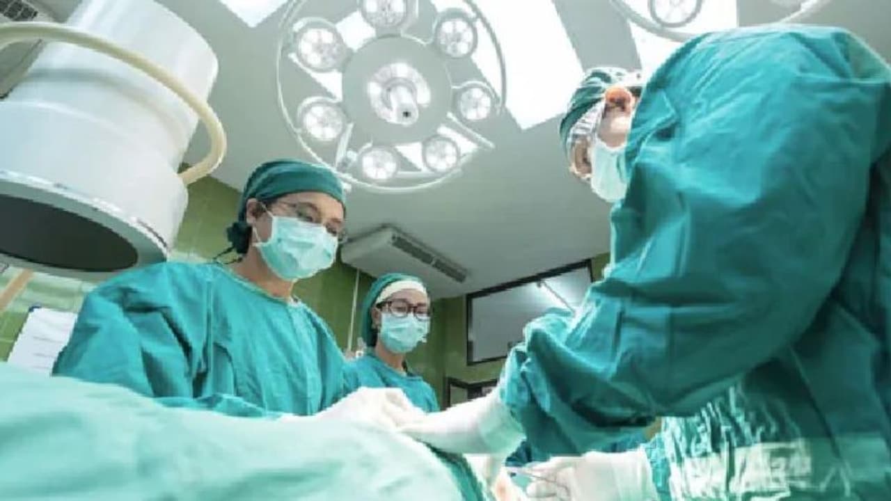 അറുപതുകാരന്റെ കണ്ണില്‍ നിന്ന് ഇരുപതോളം ജീവനുള്ള വിരകളെ കണ്ടെടുത്ത് ഡോക്ടര്‍മാര്‍...