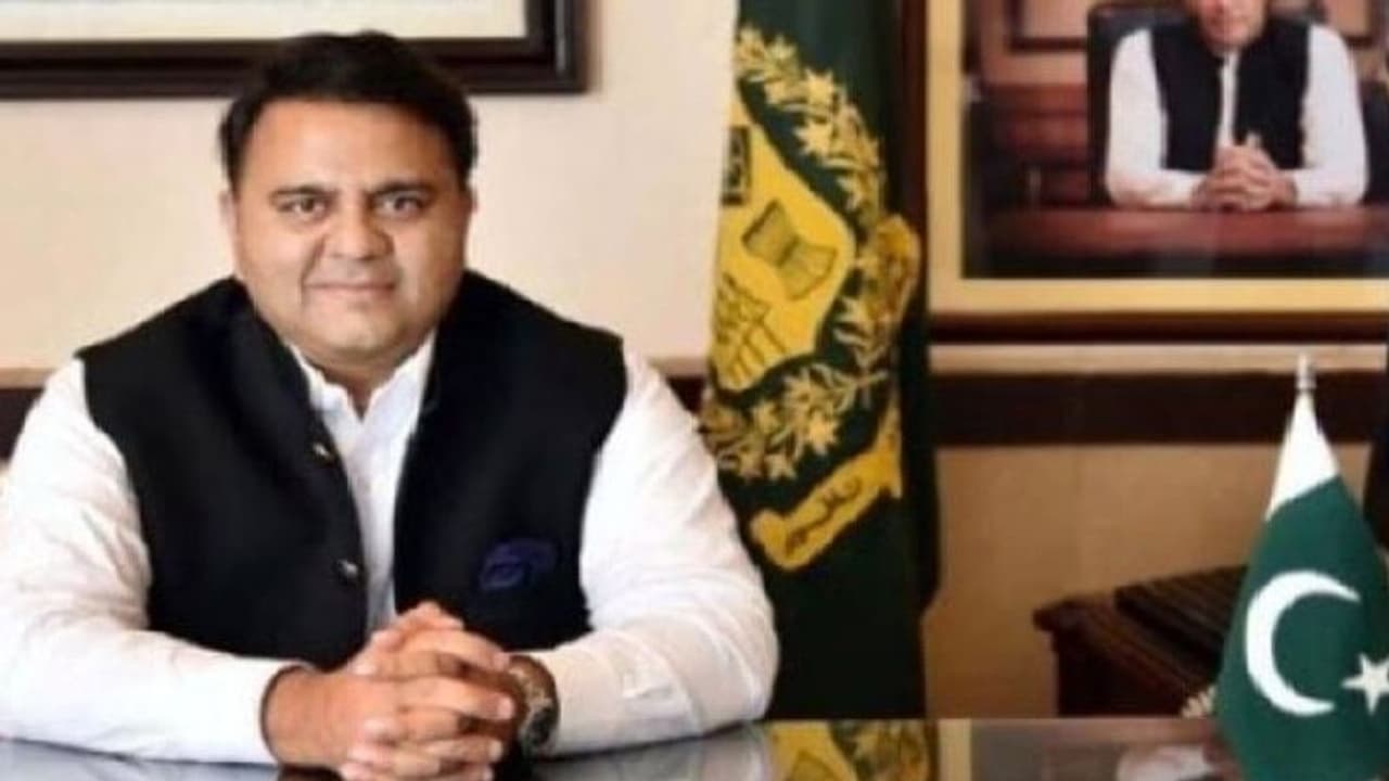 Pakistan: আদা রসুনে গুলিয়ে ফেলে পাকিস্তানে মন্ত্রী হওয়া যায়, ভাইরাল ভিডিওয় উঠছে হাসির ফোয়ারা Pakistan: আদা রসুনে গুলিয়ে ফেলে পাকিস্তানে মন্ত্রী হওয়া যায়, ভাইরাল ভিডিওয় উঠছে হাসির ফোয়ারা