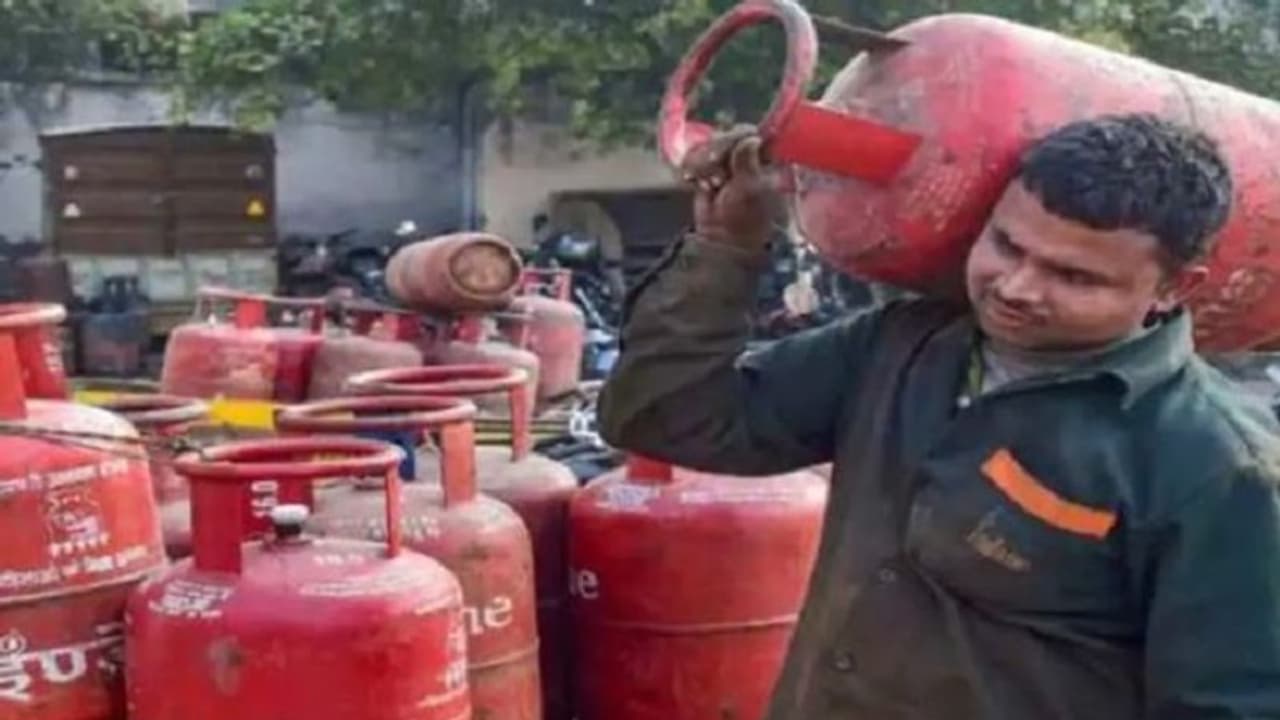 పెరిగిన వంట గ్యాస్ సిలిండర్ ధర.. 2 వారాల్లో రూ. 100 పెంపు.. పెరిగిన వంట గ్యాస్ సిలిండర్ ధర.. 2 వారాల్లో రూ. 100 పెంపు..