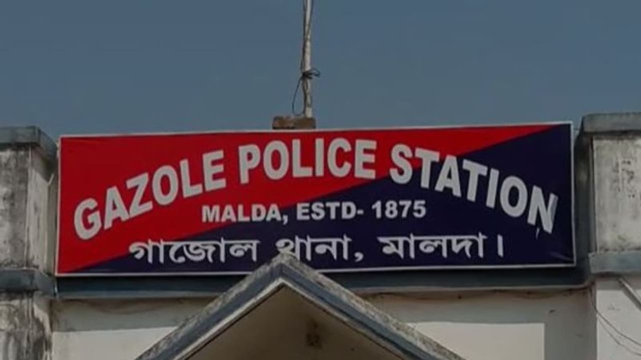 তৃণমূলের প্রাক্তন পঞ্চায়েত সদস্যের রহস্যমৃত্যু, বাড়িতে মিলল ঝুলন্ত দেহ, চাঞ্চল্য মালদহে তৃণমূলের প্রাক্তন পঞ্চায়েত সদস্যের রহস্যমৃত্যু, বাড়িতে মিলল ঝুলন্ত দেহ, চাঞ্চল্য মালদহে