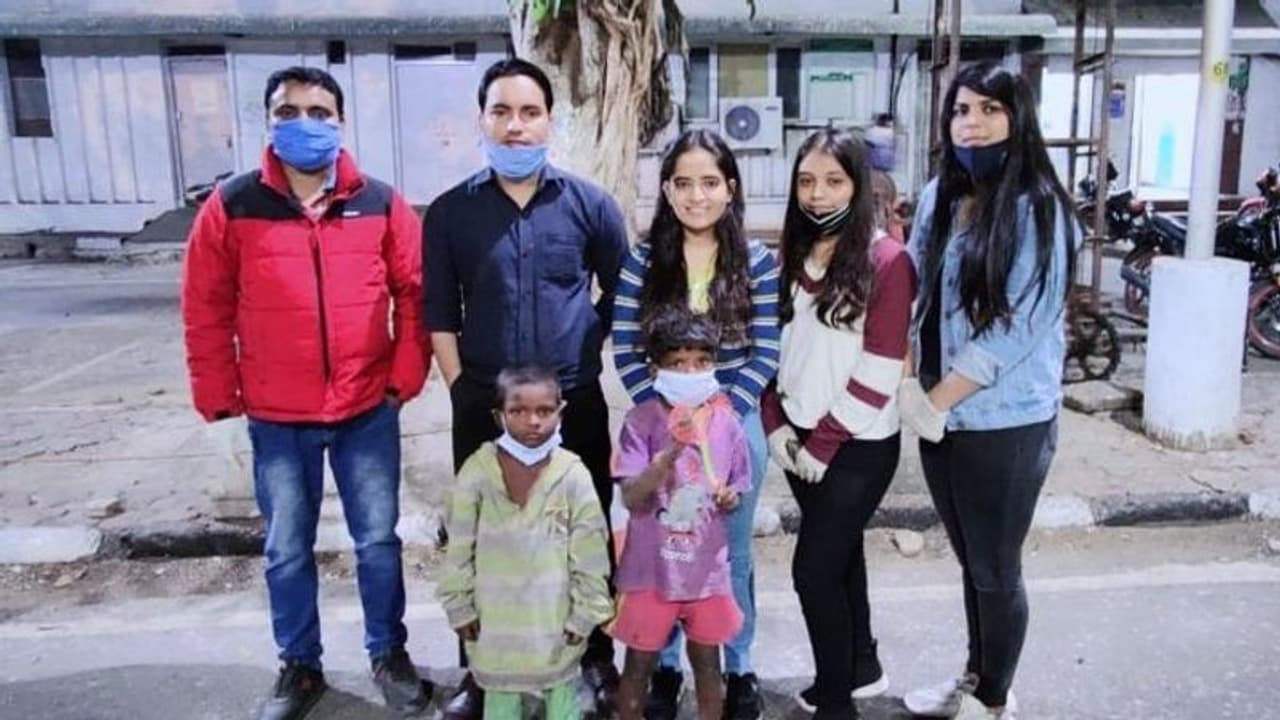 बड़ी दर्दनाक है इन लावारिस मासूम भाई बहन की कहानी, रोते हुए बोले मम्मी पापा ट्रेन से कटकर मर गए बड़ी दर्दनाक है इन लावारिस मासूम भाई बहन की कहानी, रोते हुए बोले मम्मी पापा ट्रेन से कटकर मर गए