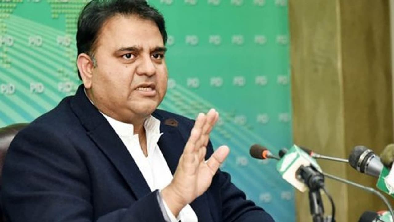 పుల్వామా దాడి : నాలుక మడతపెట్టిన పాకిస్తాన్ మంత్రి పుల్వామా దాడి : నాలుక మడతపెట్టిన పాకిస్తాన్ మంత్రి