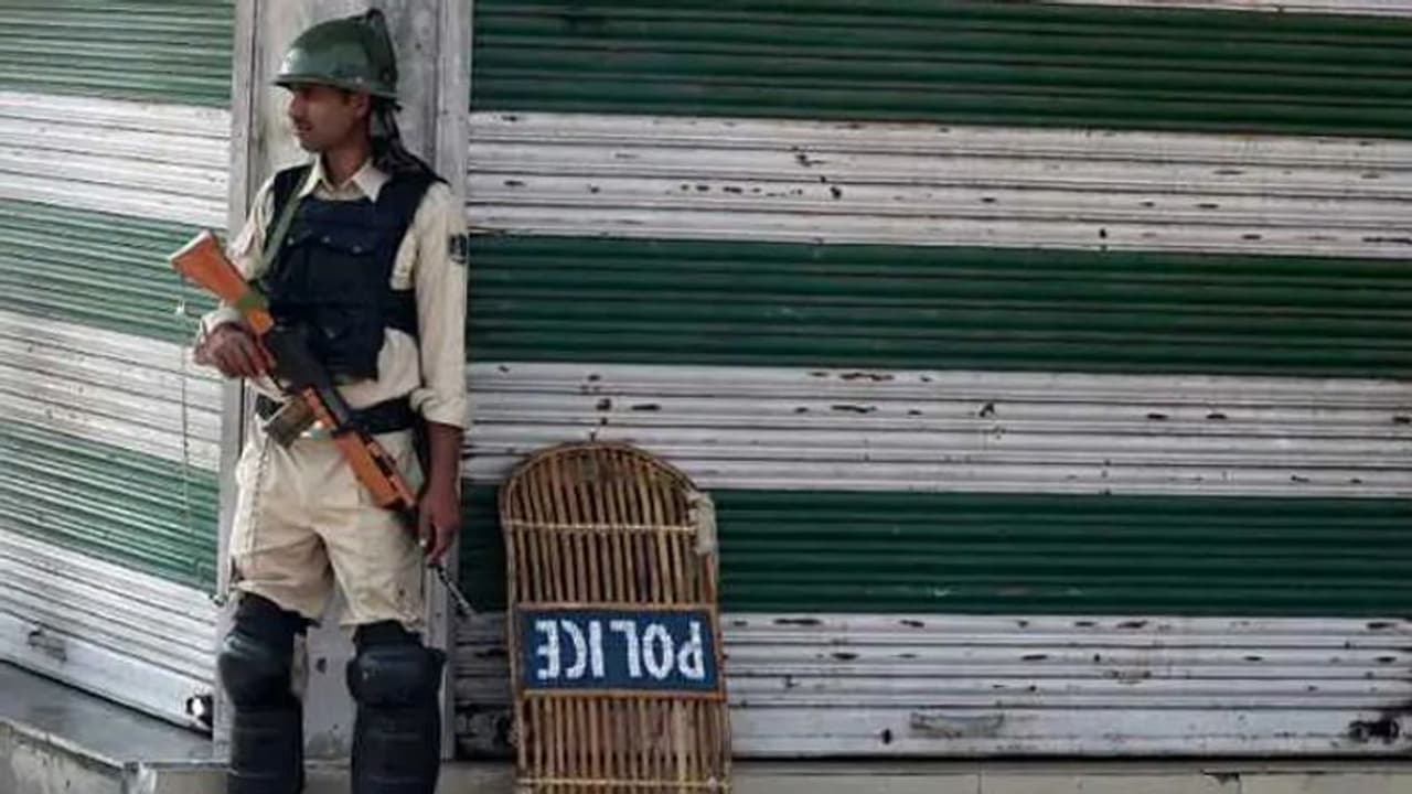 जम्मू कश्मीर में 6 महीने में 14 भाजपा नेताओं की हत्या, जानें कौन है आतंकी संगठन TRF, जिसने ली जिम्मेदारी जम्मू कश्मीर में 6 महीने में 14 भाजपा नेताओं की हत्या, जानें कौन है आतंकी संगठन TRF, जिसने ली जिम्मेदारी