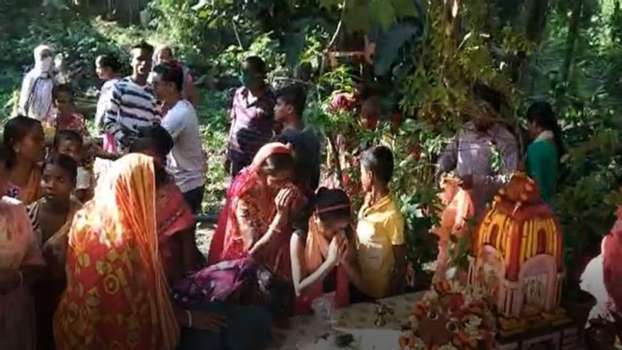 পুকুর থেকে পাথর মূর্তি উদ্ধার ঘিরে তুলকালাম কাণ্ড, মূর্তি পুজো ঘিরে কার্যত মেলার চেহারা তমলুকে পুকুর থেকে পাথর মূর্তি উদ্ধার ঘিরে তুলকালাম কাণ্ড, মূর্তি পুজো ঘিরে কার্যত মেলার চেহারা তমলুকে