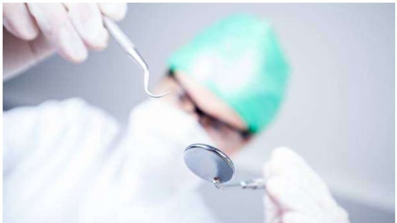 ഫ്ലാറ്റില് അനധികൃതമായി ദന്തല് ക്ലിനിക് പ്രവര്ത്തിപ്പിച്ചു; പ്രവാസി ദമ്പതികള് അറസ്റ്റില് ഫ്ലാറ്റില് അനധികൃതമായി ദന്തല് ക്ലിനിക് പ്രവര്ത്തിപ്പിച്ചു; പ്രവാസി ദമ്പതികള് അറസ്റ്റില്