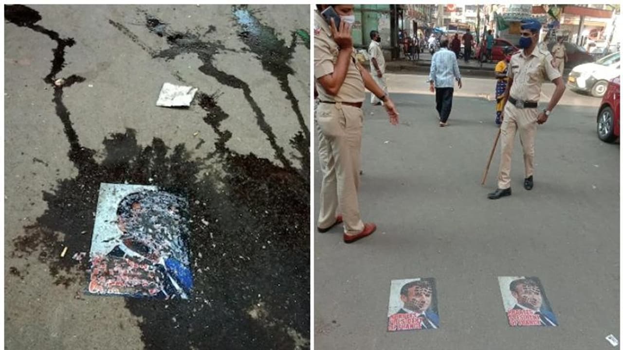 മുംബൈയിൽ റോഡിൽ ഫ്രഞ്ച് പ്രസിഡണ്ട് മാക്രോണിന്റെ ചിത്രം പതിപ്പിച്ചു, ചവിട്ടിനശിപ്പിച്ചു; ഉടൻ നീക്കംചെയ്ത് പൊലീസ് മുംബൈയിൽ റോഡിൽ ഫ്രഞ്ച് പ്രസിഡണ്ട് മാക്രോണിന്റെ ചിത്രം പതിപ്പിച്ചു, ചവിട്ടിനശിപ്പിച്ചു; ഉടൻ നീക്കംചെയ്ത് പൊലീസ്