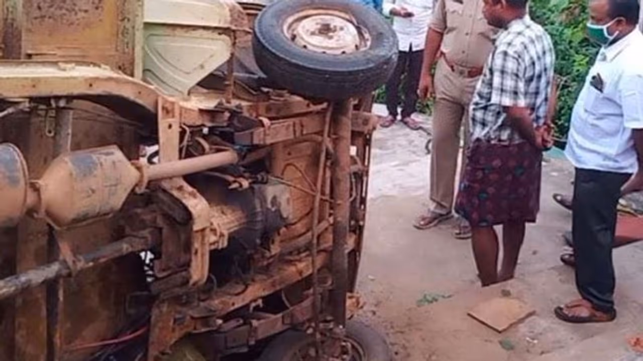 திருமணம் முடிந்து திரும்பிய போது கோர விபத்து... 7 பேர் ரத்த வெள்ளத்தில் உடல்நசுங்கி உயிரிழப்பு..! திருமணம் முடிந்து திரும்பிய போது கோர விபத்து... 7 பேர் ரத்த வெள்ளத்தில் உடல்நசுங்கி உயிரிழப்பு..!