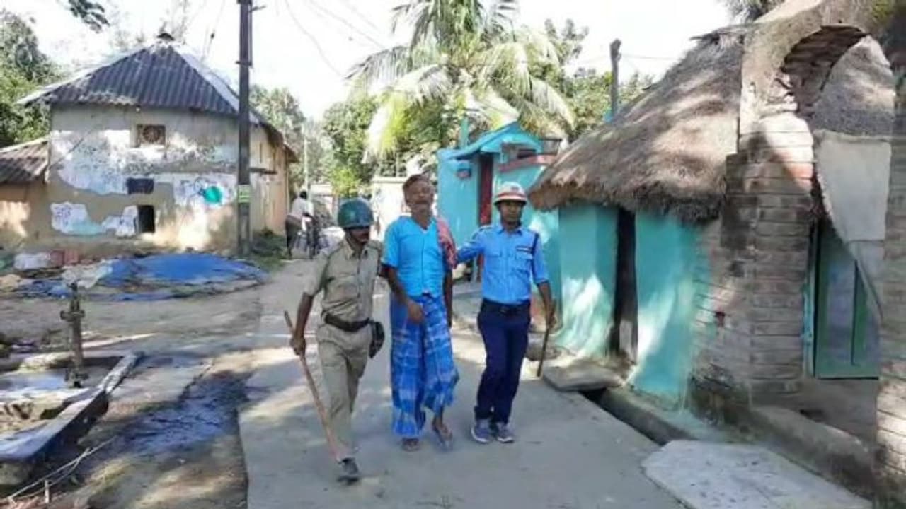 তৃণমূলের গোষ্ঠী কোন্দল ঘিরে বোমাবাজি উত্তেজনা, পরিস্থিতি সামাল দিতে পুলিশের ধরপাকড় তৃণমূলের গোষ্ঠী কোন্দল ঘিরে বোমাবাজি উত্তেজনা, পরিস্থিতি সামাল দিতে পুলিশের ধরপাকড়