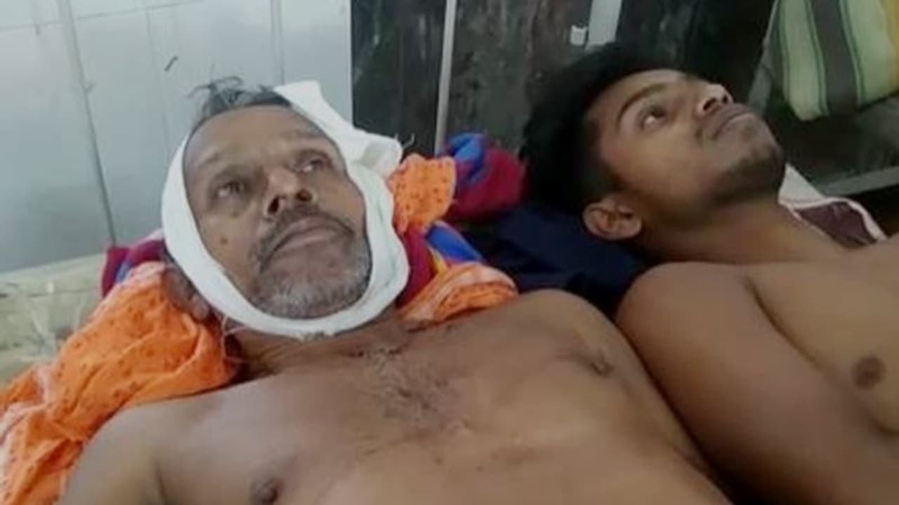 সিভিক ভলান্টিয়ারের হাতে 'আক্রান্ত' ছেলে, বাঁচাতে গিয়ে মাথা ফাটল প্রৌঢ়ের