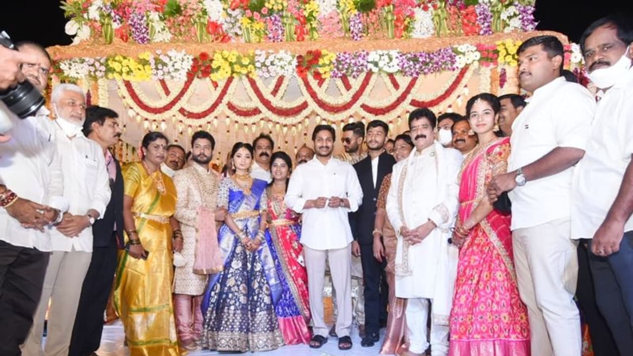 ఎమ్మెల్యే కరణం ధర్మశ్రీ కుమార్తె వివాహం: హాజరైన సీఎం జగన్ ఎమ్మెల్యే కరణం ధర్మశ్రీ కుమార్తె వివాహం: హాజరైన సీఎం జగన్