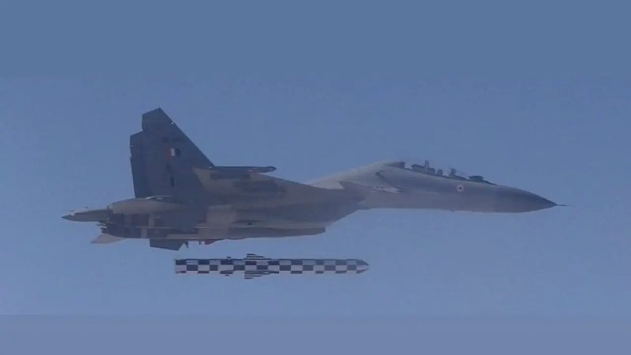 SU 30MKI takes out ship in Indian Ocean using BrahMos from 300km away SU 30MKI takes out ship in Indian Ocean using BrahMos from 300km away