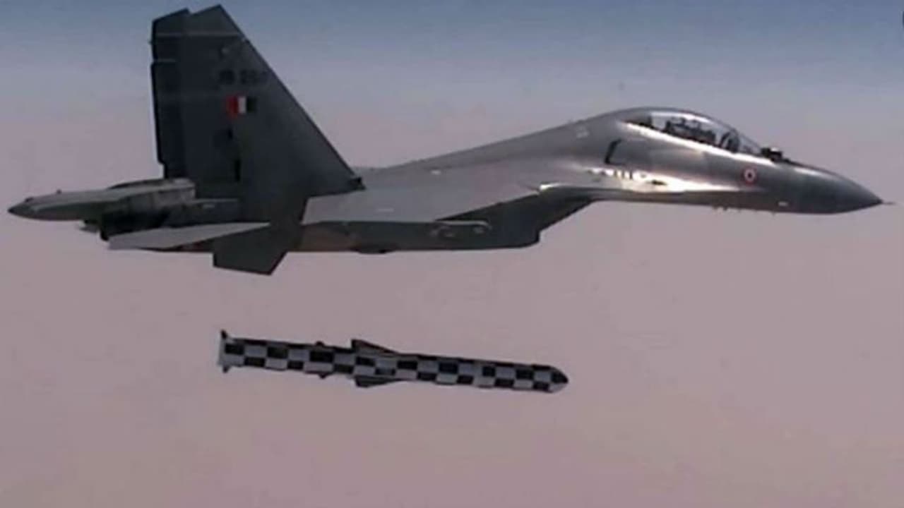 ब्रह्मोस से लैस सुखोई ने हिंद महासागर में 300 किमी दूर के लक्ष्य पर साधा निशाना, वायुसेना ने किया सफल परीक्षण ब्रह्मोस से लैस सुखोई ने हिंद महासागर में 300 किमी दूर के लक्ष्य पर साधा निशाना, वायुसेना ने किया सफल परीक्षण