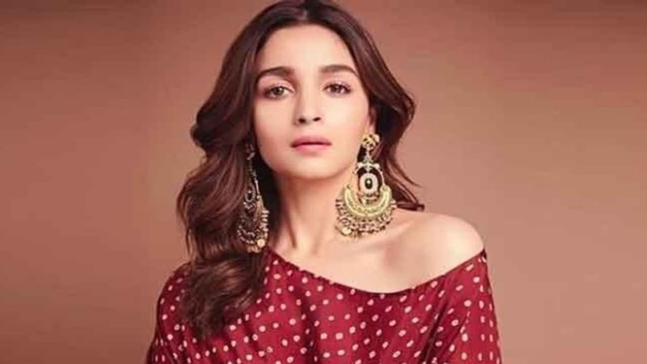 `ఆర్ ఆర్ ఆర్` కోసం పాట పాడబోతున్న అలియా భట్ `ఆర్ ఆర్ ఆర్` కోసం పాట పాడబోతున్న అలియా భట్