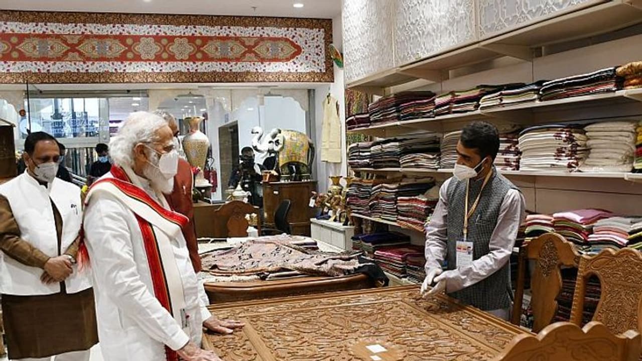 মোদীর 5F লক্ষ্যে পৌঁছাতে উদ্যোগ, বস্ত্রশিল্পের উন্নয়নে তৈরি হচ্ছে ৭টি PM MITRA পার্ক মোদীর 5F লক্ষ্যে পৌঁছাতে উদ্যোগ, বস্ত্রশিল্পের উন্নয়নে তৈরি হচ্ছে ৭টি PM MITRA পার্ক