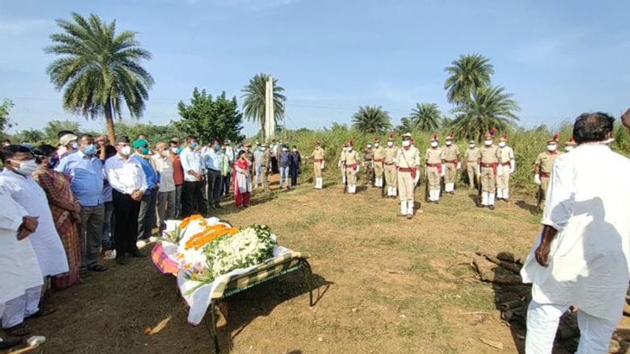 ডেপুটি স্পিকারের শেষকৃত্যে পূর্বপুরুষের নিয়মের গেরো, ঝাড়গ্রামে সুকুমার হাঁসদার শবদাহে বাধা