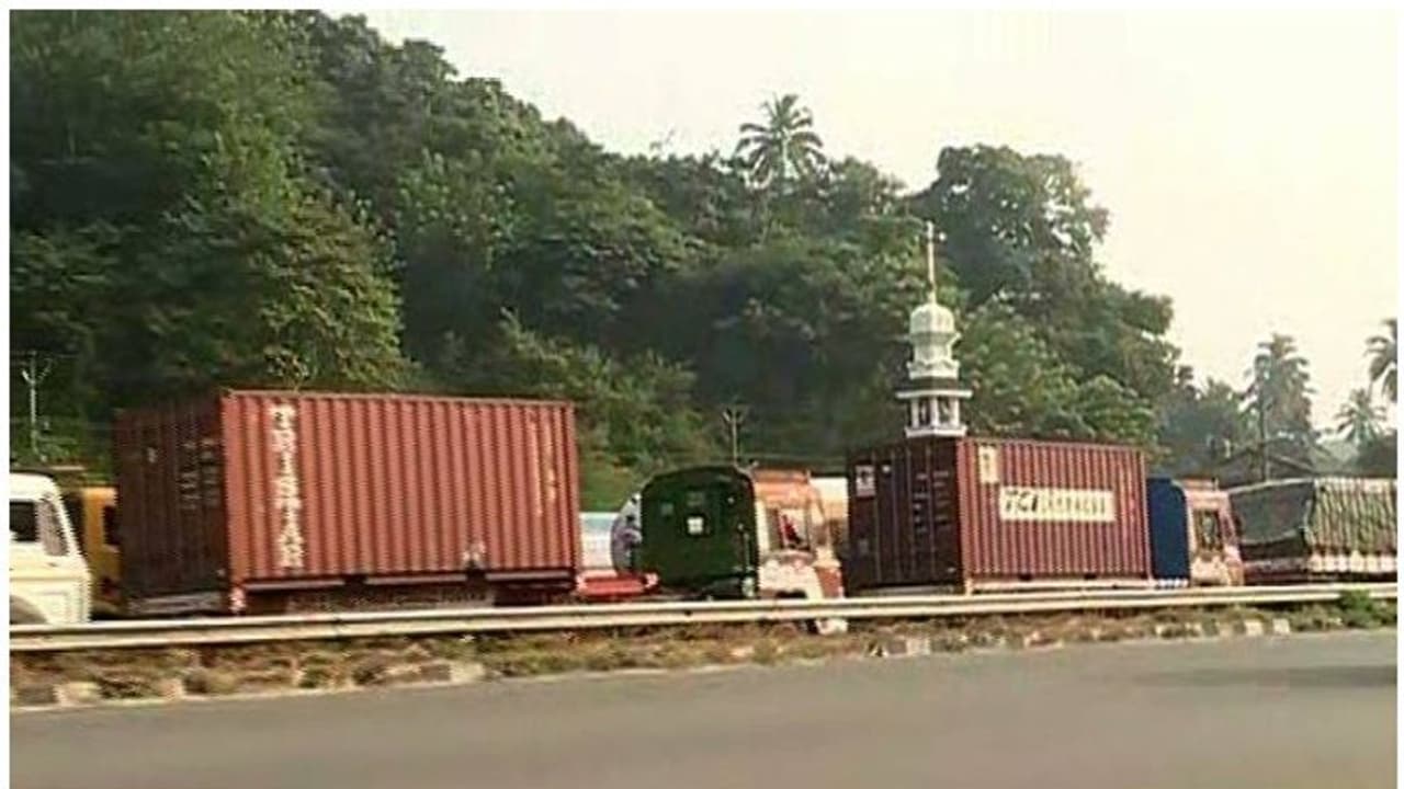 മണ്ണുത്തി വടക്കഞ്ചേരി ദേശീയപാതയിൽ വൻ ഗതാഗതക്കുരുക്ക്; അഞ്ചു കിലോമീറ്റർ ദൂരം വാഹനങ്ങൾ കുടുങ്ങിക്കിടക്കുന്നു മണ്ണുത്തി വടക്കഞ്ചേരി ദേശീയപാതയിൽ വൻ ഗതാഗതക്കുരുക്ക്; അഞ്ചു കിലോമീറ്റർ ദൂരം വാഹനങ്ങൾ കുടുങ്ങിക്കിടക്കുന്നു